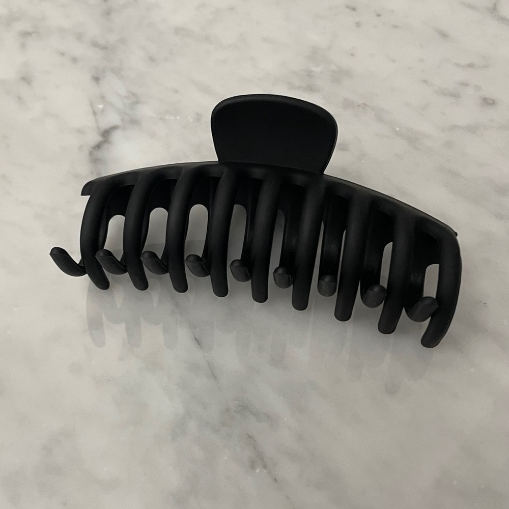 Black claw clip